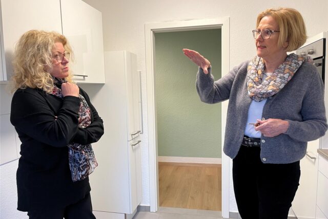 Petra Kläsener (l.) und Gabriele Wiese-Kowalzik sind die Vorsitzenden des Vereins „Frauen helfen Frauen“, der die Schutzräume für Frauen mit städtischer Unterstützung eingerichtet hat.