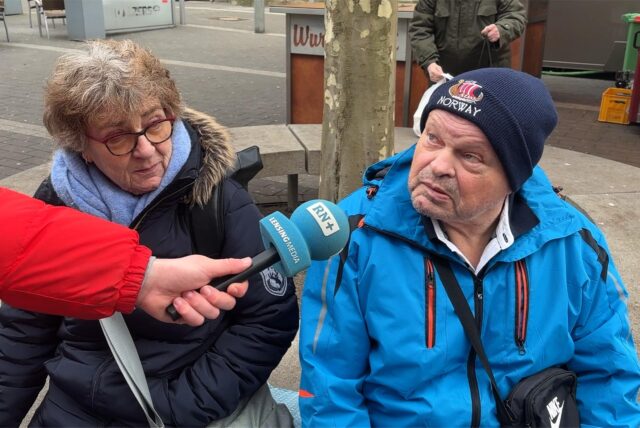 Ein Mann spricht in Dortmund in ein Mikrofon der Ruhr Nachrichten.