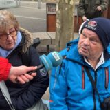 Ein Mann spricht in Dortmund in ein Mikrofon der Ruhr Nachrichten.