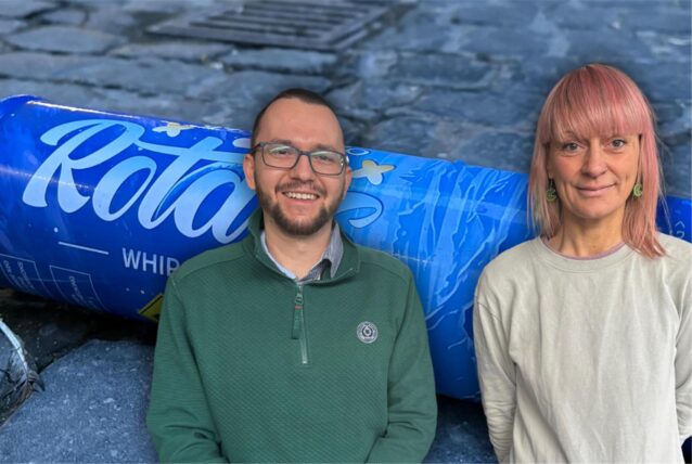 Bild-Montage: Die beiden Personen vor dem Hintergrund einer Lachgas-Flasche, die auf Pflaster liegt.