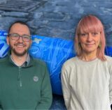 Bild-Montage: Die beiden Personen vor dem Hintergrund einer Lachgas-Flasche, die auf Pflaster liegt.
