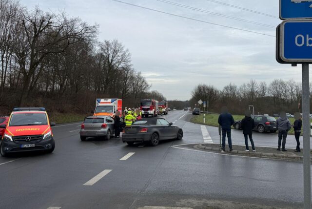 Notarzt und Rettungsdienst stehen gemeinsam mit mehreren Unfallfahrzeugen auf der Königsberger Allee in Dorsten.