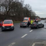 Notarzt und Rettungsdienst stehen gemeinsam mit mehreren Unfallfahrzeugen auf der Königsberger Allee in Dorsten.