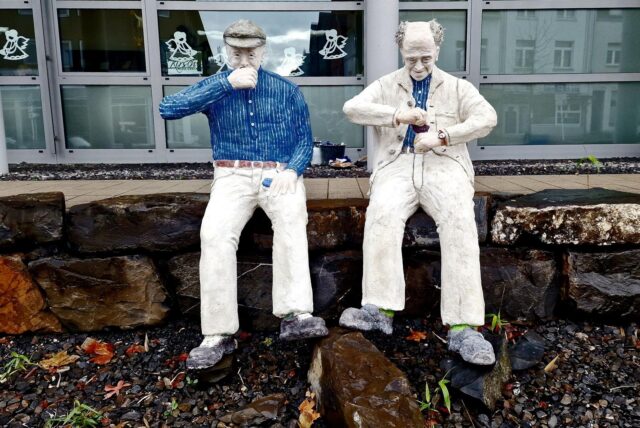 Nun machen die beiden Senioren nicht mehr gemeinsam Mittagspause vor dem Pflegezentrum Kirsch: Die linke Skulptur wurde von Dieben gestohlen.