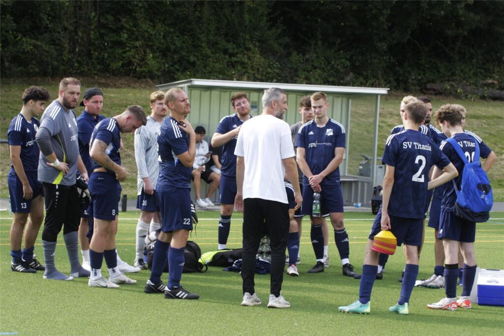 Nicht wenige User glauben, dass die SG Titania/Rot-Weiß Erkenschwick und Trainer Thomas Synowczik um den Klassenerhalt in der Kreisliga A2 zittern müssen.