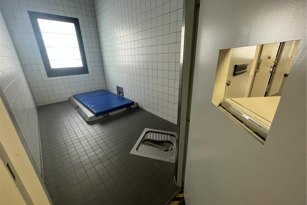 So sieht eine der Zellen im Dortmunder Polizeigewahrsam für schwer berauschte Festgenommene aus. So sieht eine der Zellen im Dortmunder Polizeigewahrsam für schwer berauschte Festgenommene aus.
