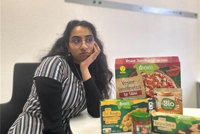 Eine Frau mit veganen Produkten.