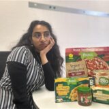Eine Frau mit veganen Produkten.