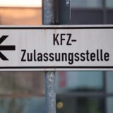Ein Verkehrsschild, das den Weg zu einer Kfz-Zustellungsstelle weist.