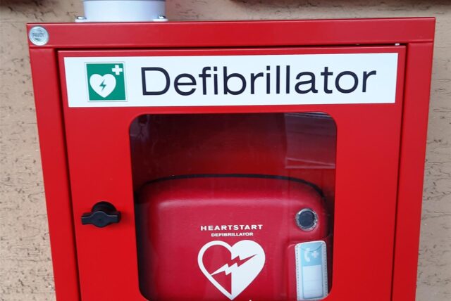 Roter Kasten mit Defibrillator