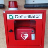 Roter Kasten mit Defibrillator