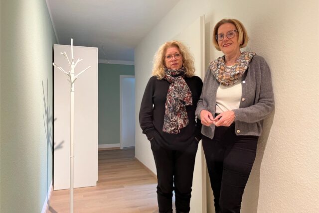 Petra Kläsener und Gabriele Wiese-Kowalzik (r.) in den Frauenschutzräumen.