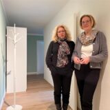 Petra Kläsener und Gabriele Wiese-Kowalzik (r.) in den Frauenschutzräumen.