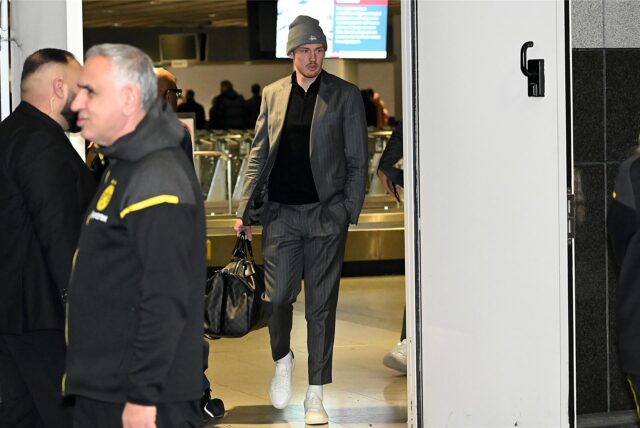 Julian Brandt trägt eine Tasche.