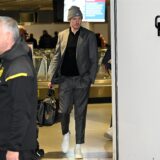 Julian Brandt trägt eine Tasche.
