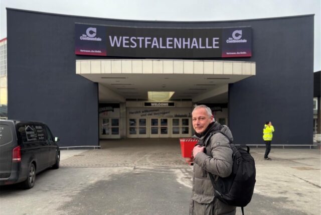 Ronald Middendorf vor dem Eingang der Westfalenhalle Dortmund