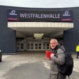 Ronald Middendorf vor dem Eingang der Westfalenhalle Dortmund