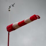Ein Windsack weht im Wind.
