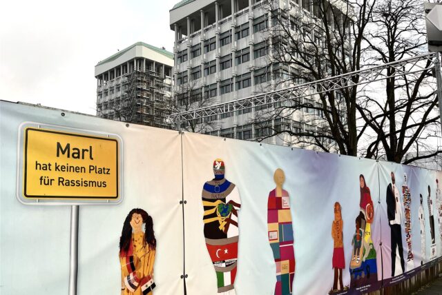 Auch auf dem Bauzaun vor dem Marler Rathaus am Creiler Platz ist der Slogan zu lesen.