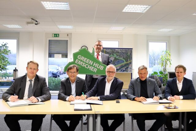 Dr. Frank Dudda (Oberbürgermeister der Stadt Herne, 2.v.l.), Christoph Tesche (Bürgermeister der Stadt Recklinghausen, 2.v.r.) und Matthias Müller (Bürgermeister der Stadt Herten, 4.v.l.) unterzeichneten eine Absichtserklärung für den Green Hub Emscher. Auch Michael Kalthoff (Vorsitzender der Geschäftsführung der RAG Montan Immobilien GmbH, l.), Mirko Strauss (Geschäftsführer der Wanne-Herner Eisenbahn und Hafen GmbH) und Markus Gerber (Referatsleitung Staatliche Regionalplanung des RVR, r.).