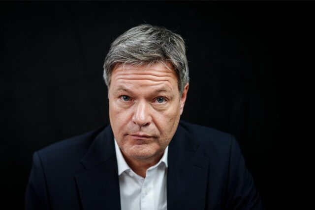 Robert Habeck (Bündnis 90/Die Grünen), Bundesminister für Wirtschaft und Klimaschutz und Kanzlerkandidat bei der Bundestagswahl 2025, schaut in die Kamera.