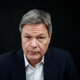 Robert Habeck (Bündnis 90/Die Grünen), Bundesminister für Wirtschaft und Klimaschutz und Kanzlerkandidat bei der Bundestagswahl 2025, schaut in die Kamera.
