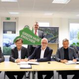 Dr. Frank Dudda (Oberbürgermeister der Stadt Herne, 2.v.l.), Christoph Tesche (Bürgermeister der Stadt Recklinghausen, 2.v.r.) und Matthias Müller (Bürgermeister der Stadt Herten, 4.v.l.) unterzeichneten eine Absichtserklärung für den Green Hub Emscher. Auch Michael Kalthoff (Vorsitzender der Geschäftsführung der RAG Montan Immobilien GmbH, l.), Mirko Strauss (Geschäftsführer der Wanne-Herner Eisenbahn und Hafen GmbH) und Markus Gerber (Referatsleitung Staatliche Regionalplanung des RVR, r.).