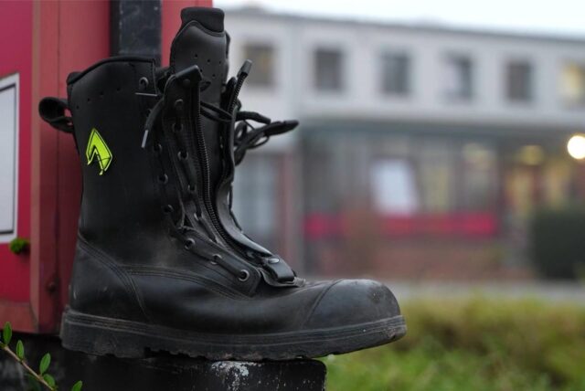Feuerwehrstiefel auf einem Warnpoller vor der Mengeder Feuerwache