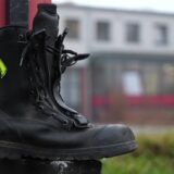 Feuerwehrstiefel auf einem Warnpoller vor der Mengeder Feuerwache