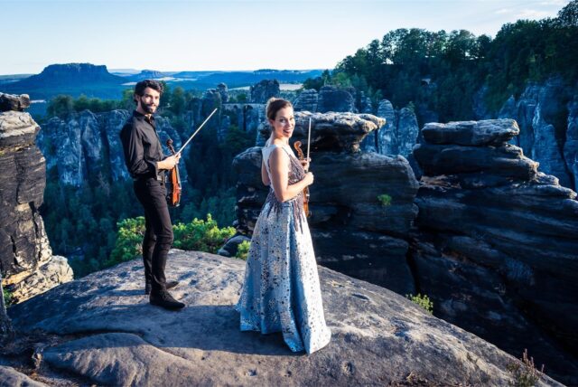 Marie-Luise und Christoph Dingle mit ihren Violinen in den Bergen.