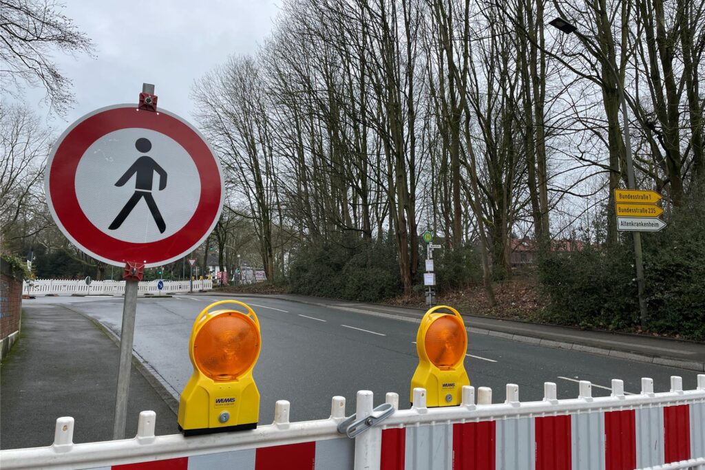 Auf eine Länge von rund 60 Metern wurde die Westermannstraße voll gesperrt. Auf eine Länge von rund 60 Metern wurde die Westermannstraße voll gesperrt.