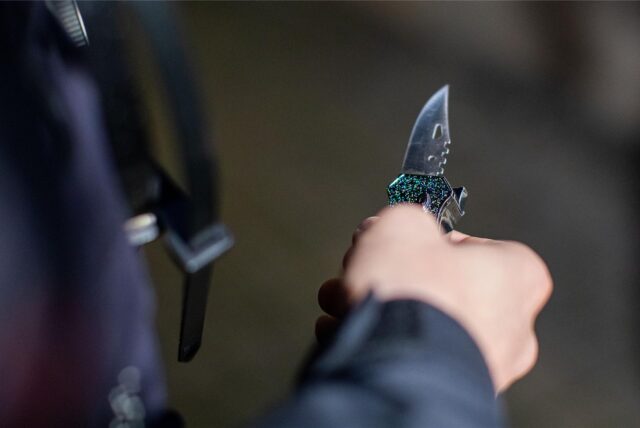 Eine Person hält ein Messer in der Hand.