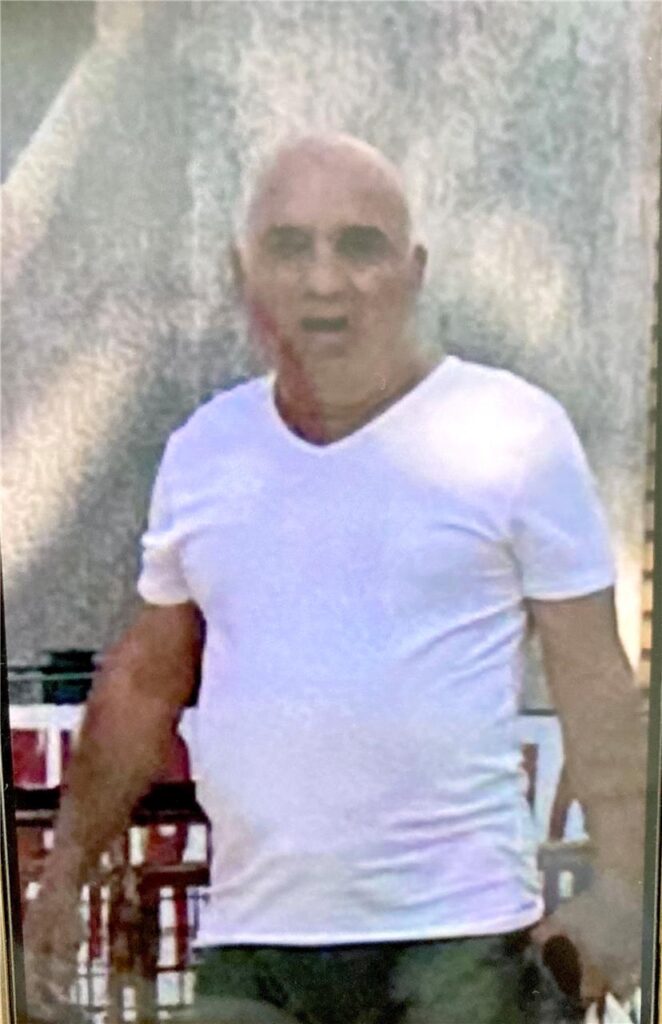 Das Fahndungsfoto zeigt einen kräftigen Herrn in weißem T-Shirt mit Glatze. Das Fahndungsfoto zeigt einen kräftigen Herrn in weißem T-Shirt mit Glatze.
