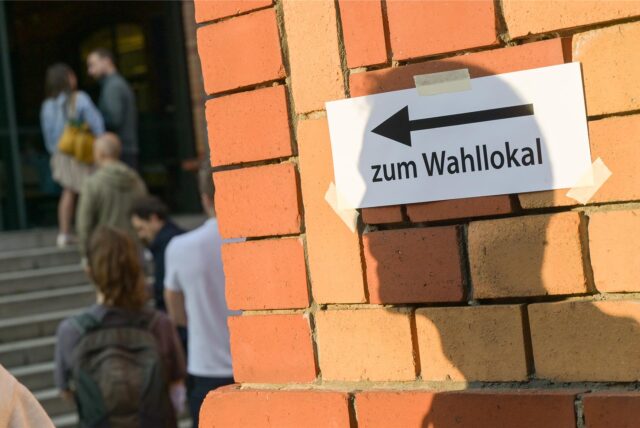 Schild an Wand zum Wahllokal
