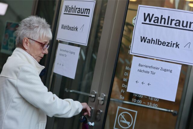 Person vor Wahlraum