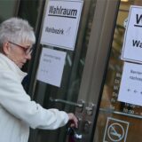 Person vor Wahlraum