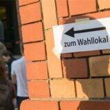 Schild an Wand zum Wahllokal