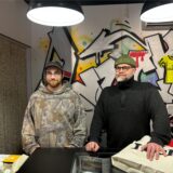 Kennengelernt haben sich Lars Weisheit und Yves Peters auf Dortmunder Flohmärkten, wo sie nach besonders coolen Vintage Einzelstücken Ausschau gehalten haben, um sie weiterzuverkaufen. Heute führen die beiden den Vintage Streetwear Laden „Lucky Loot“ an der Hohen Straße in Dortmund.