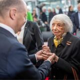 Bundeskanzler Olaf Scholz (SPD) begrüßt die Holocaust Überlebende Margot Friedländer bei der Feierstunde zum 80. Jahrestag der Befreiung von Auschwitz.