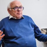 Jürgen Hegering sitzt vor einer weißen Wand in seinem Büro in Recklinghausen.