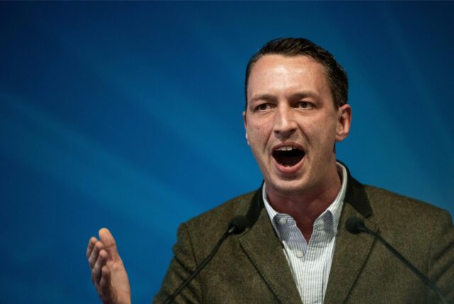 Der Rechtsextremist Matthias Helferich dreht im Eventzentrum Sinsen auf und wird auf Platz 4 der Landesliste gewählt.
