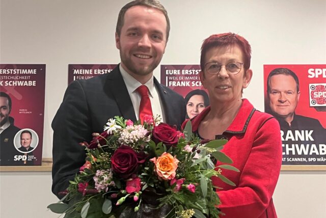 Bürgermeister Marcel Mittelbach und SPD-Parteichefin Margit Tigges mit Blumenstrauß.