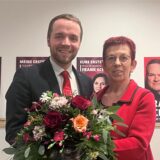 Bürgermeister Marcel Mittelbach und SPD-Parteichefin Margit Tigges mit Blumenstrauß.