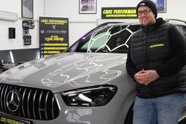 Ron-Adrian Buretzki pflegt nicht nur teure Luxus-Autos wie diesen Mercedes in seinem eigenen Unternehmen.