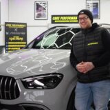 Ron-Adrian Buretzki pflegt nicht nur teure Luxus-Autos wie diesen Mercedes in seinem eigenen Unternehmen.