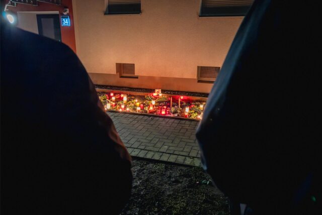 Vor dem Haus der Getöteten im Stadtteil Huckarde stehen seit einigen Tagen Kerzen und es sind Gedenkkarten und Blumen abgelegt worden.