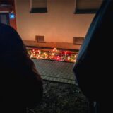 Vor dem Haus der Getöteten im Stadtteil Huckarde stehen seit einigen Tagen Kerzen und es sind Gedenkkarten und Blumen abgelegt worden.