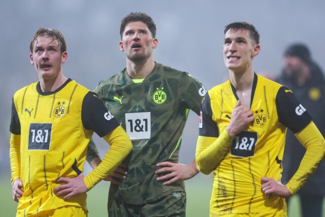 Julian Brandt, Gregor Kobel und Nico Schlotterbeck schauen skeptisch zu den Fans.