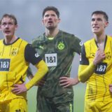 Julian Brandt, Gregor Kobel und Nico Schlotterbeck schauen skeptisch zu den Fans.