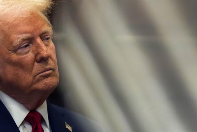 Präsident Donald Trump schaut während einer Pressekonferenz im Roosevelt Room des Weißen Hauses zu.